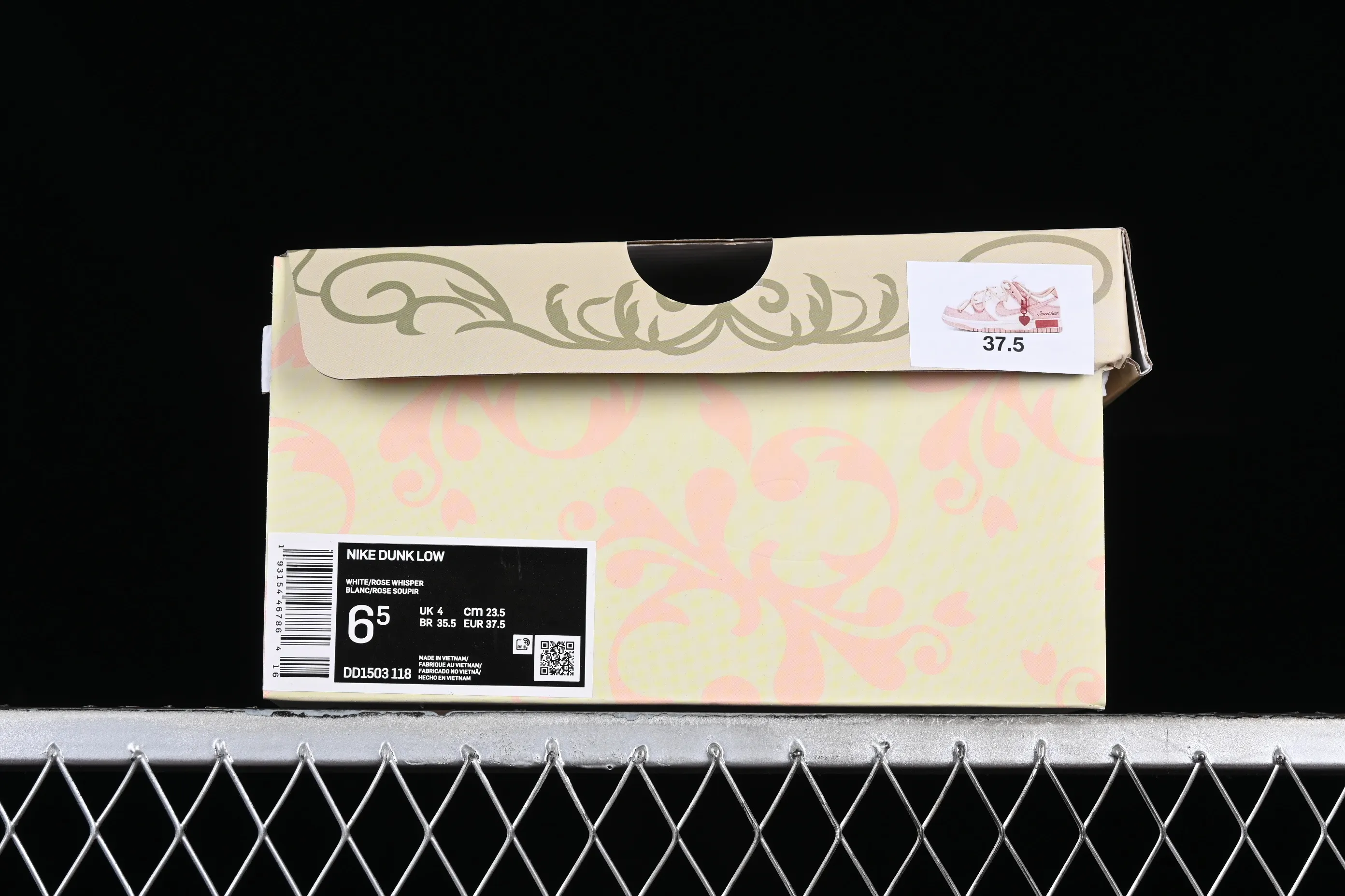 All categories Nk SB Dunk series Nk SB Dunk Low low-top sneakers Nk Dunk Low Spd berry carved rose pink retro sweetheart retro college style SB strap low-top casual sneakers DD1503-118